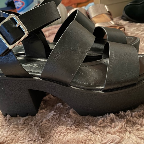 Black platform sandals ! Size 7.5 NWOT ! - Picture 2 of 2